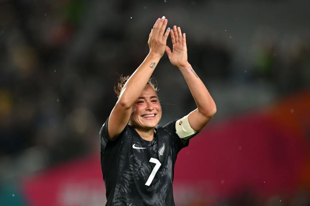 一“臂”之力踢走歧視，2023女足世界杯用足球團結世界__一“臂”之力踢走歧視，2023女足世界杯用足球團結世界