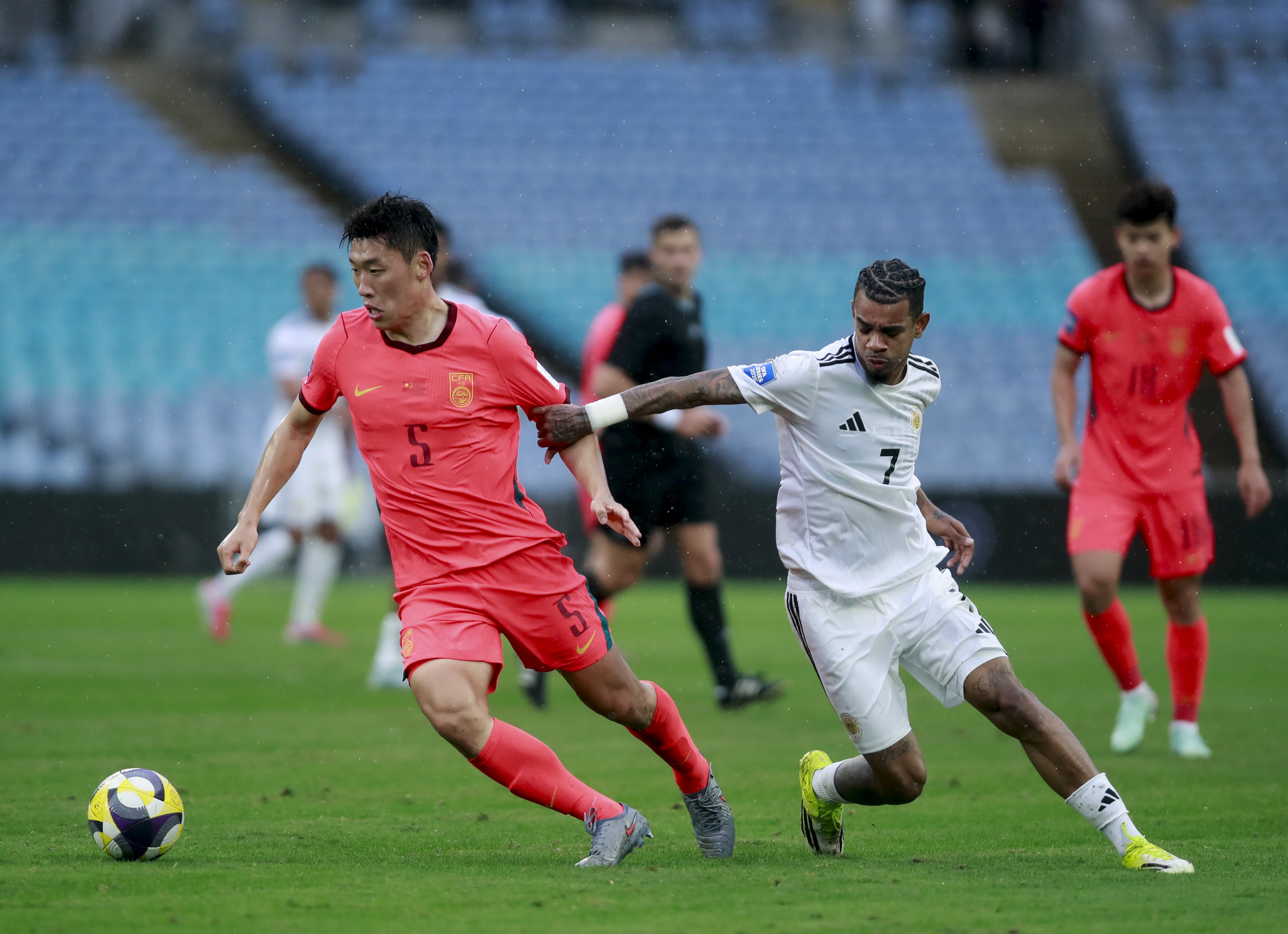 國足和喀麥隆隊的歷史戰績如何