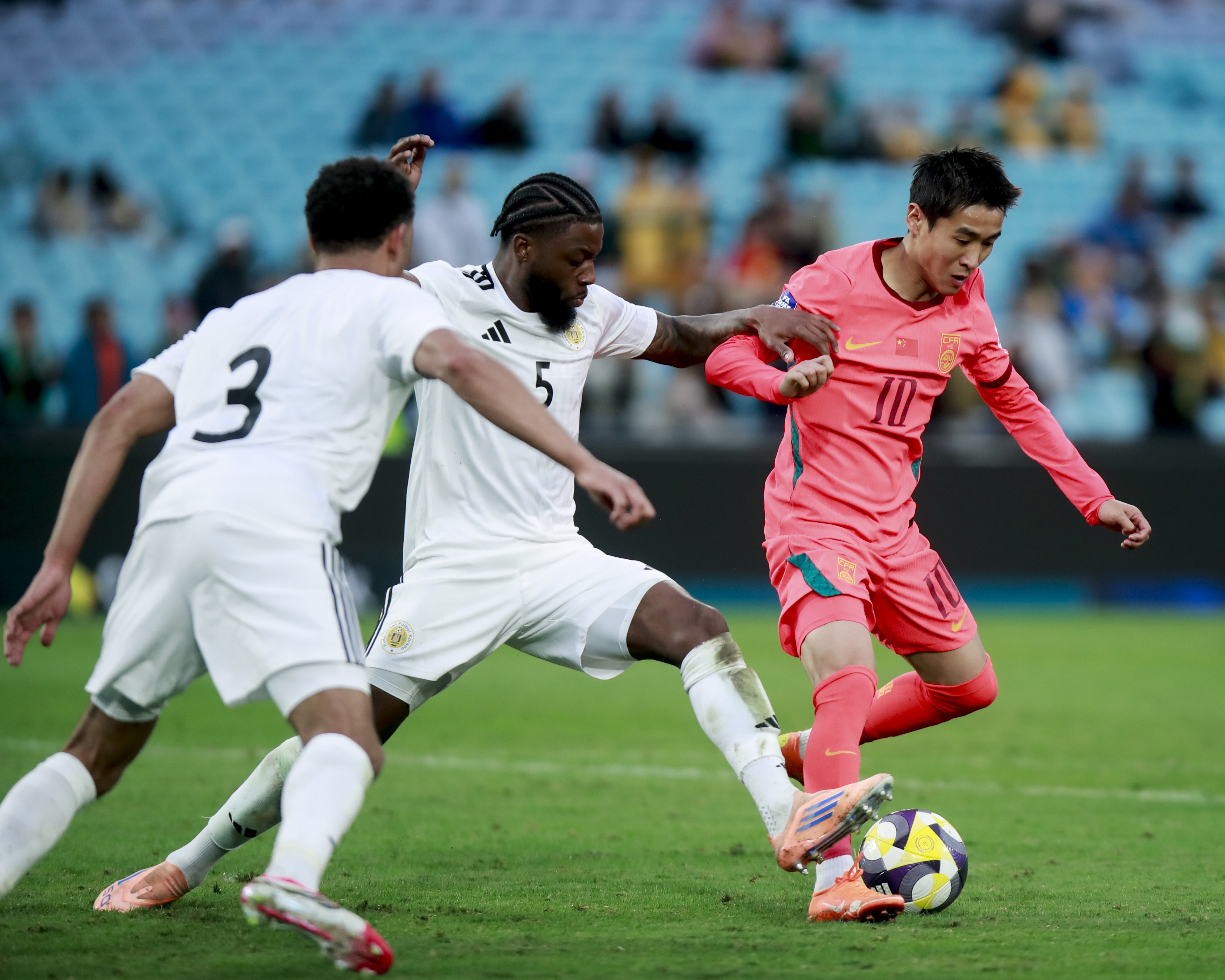 國足沖擊世界杯歷史_2026國足喀麥隆正式比賽首秀_國足新帥邵佳一戰(zhàn)術(shù)應(yīng)對喀麥隆